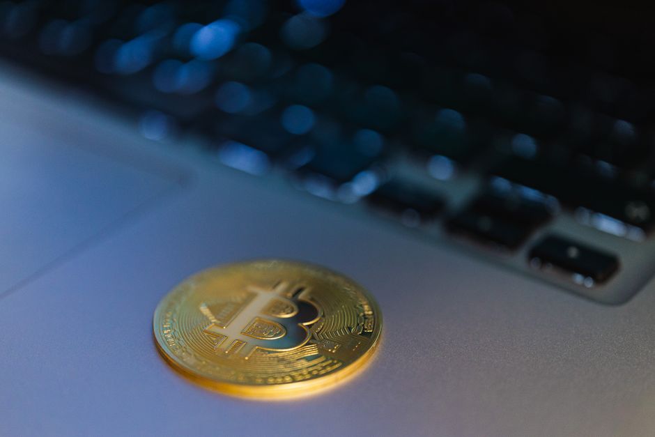 Логотип BNY Mellon на фоні блокчейн-діаграми