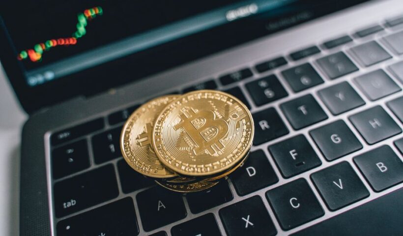 Обладнання для майнінгу біткоїну та графіки криптовалют