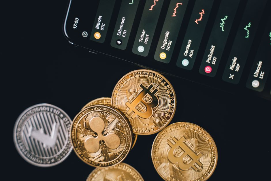 Графічне зображення криптовалюти XRP та Ethereum
