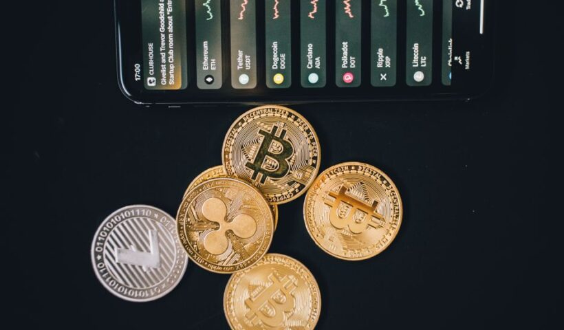 Bitcoin монета на фоні графіку акцій SpaceX