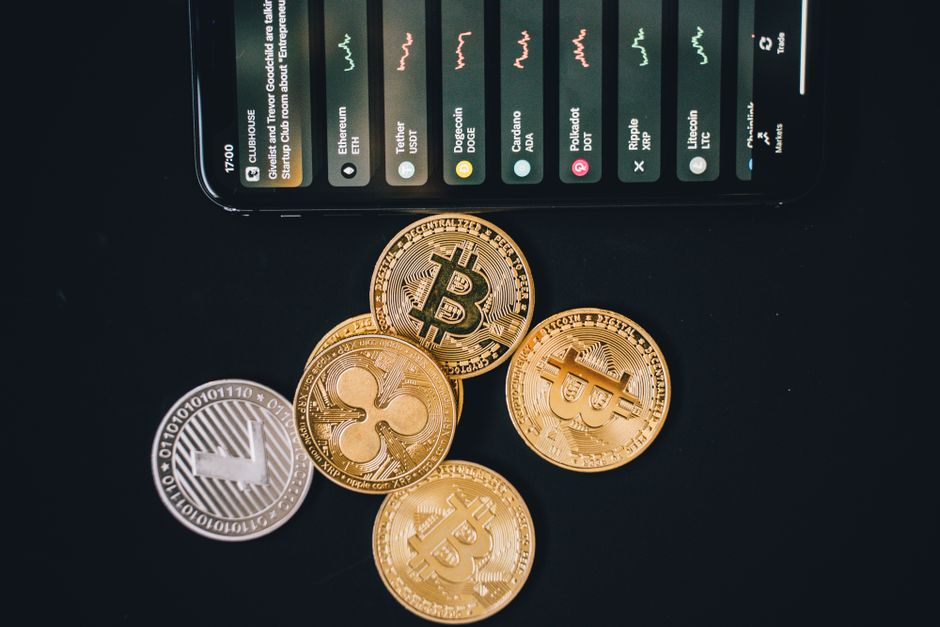 Bitcoin монета на фоні графіку акцій SpaceX