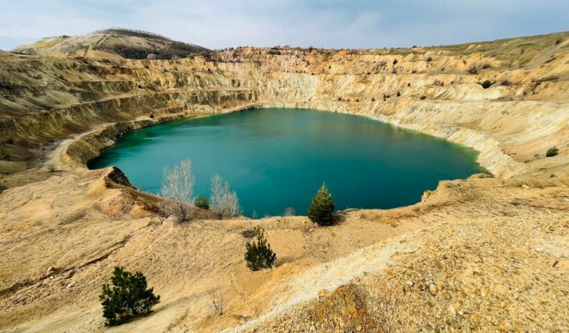 Ілюстрація біткоїн майнінгу з логотипами Simple Mining та Ocean пулу