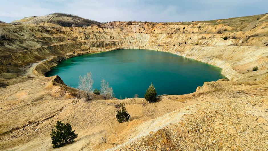 Ілюстрація біткоїн майнінгу з логотипами Simple Mining та Ocean пулу