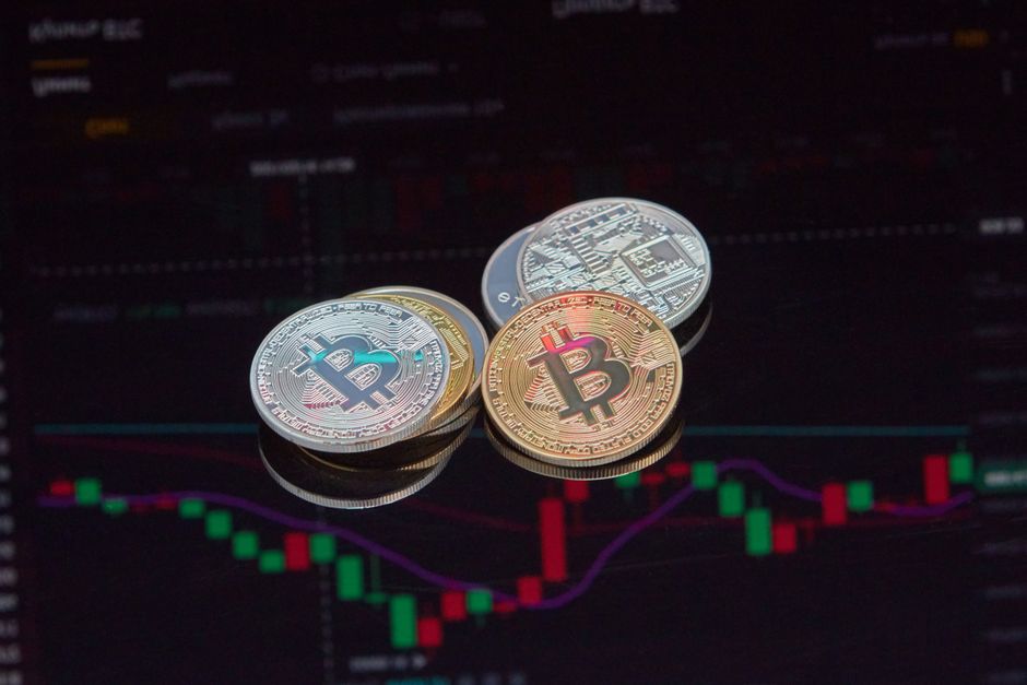 Генеральний директор Robinhood Влад Тенев на фоні символів криптовалют