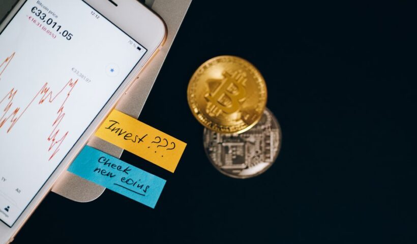 Графік цін Bitcoin на фоні логотипу Coinbase та символів ETF