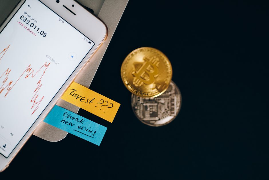 Графік цін Bitcoin на фоні логотипу Coinbase та символів ETF