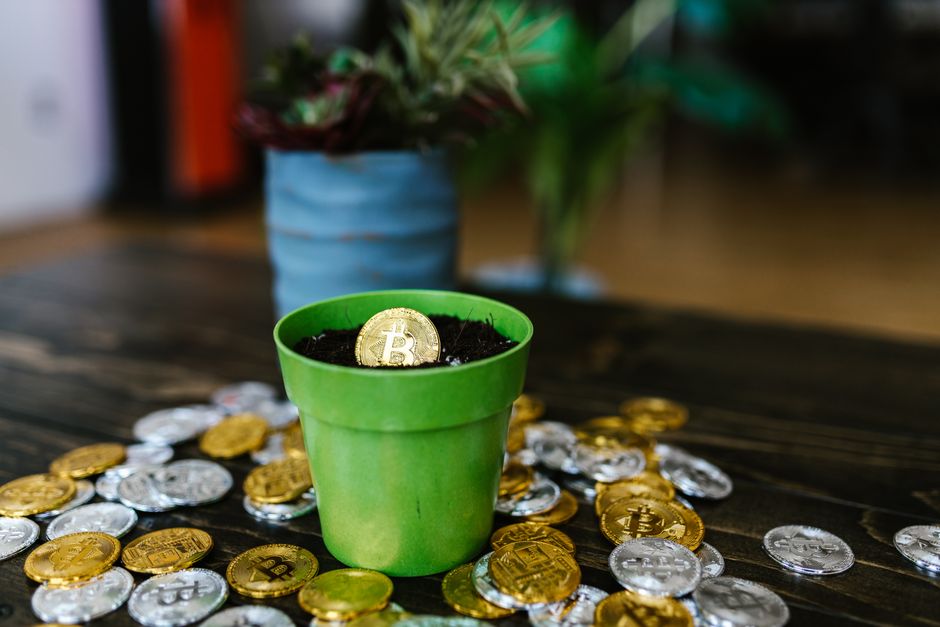Графік зростання капіталізації криптовалюти CASHCAT на фоні логотипу Robinhood Chain