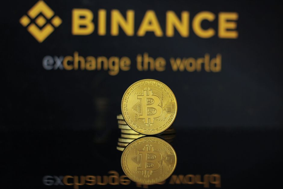Логотип Binance на фоні криптовалют та символів санкцій