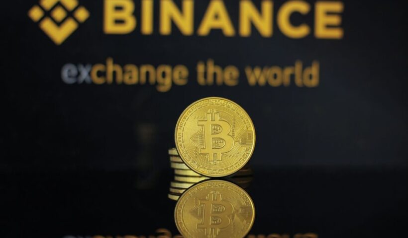 Чанпен Чжао, співзасновник Binance, на фоні криптовалютних символів і карти АСЕАН