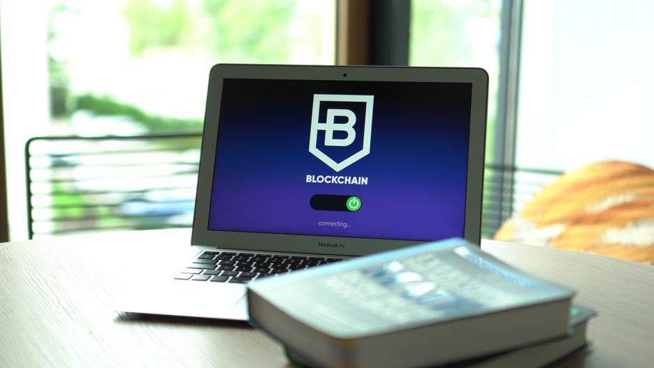 Апаратні криптовалютні гаманці Trezor і SafePal на тлі цифрових даних
