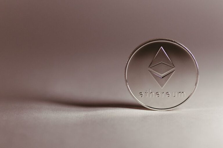 Логотип криптовалюти RHEA на цифровому фоні
