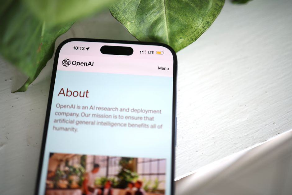 Сем Альтман, голова OpenAI, на конференції, фон з логотипом OpenAI