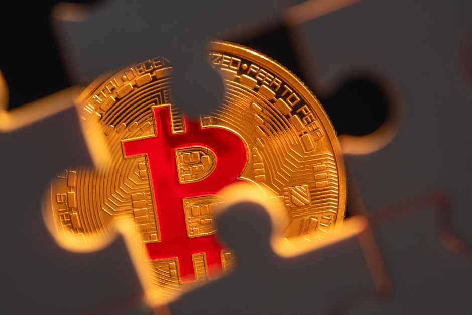 Логотип CFTC на фоні криптовалютних символів