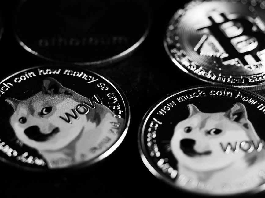 Графік курсу Bitcoin і Dogecoin на фоні американських державних облігацій