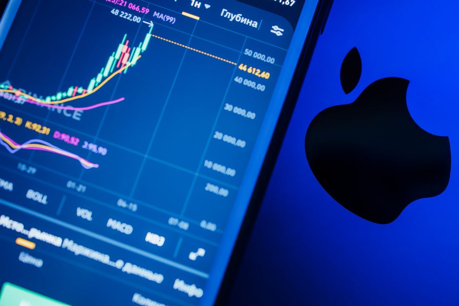 Логотип Coinbase на фоні акцій Apple, Tesla та Nvidia