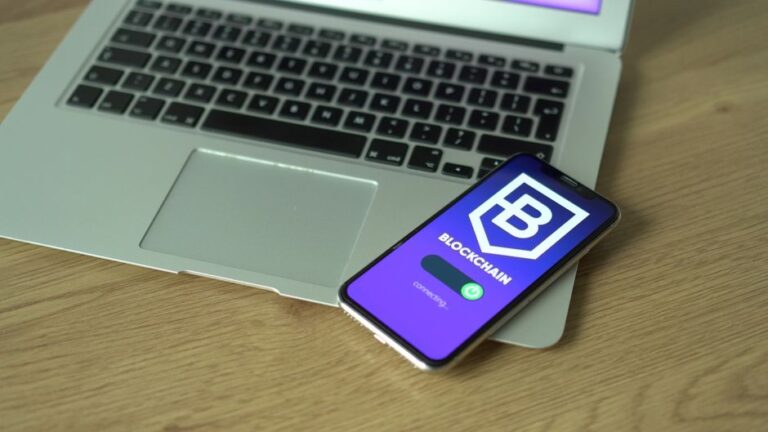 Логотип Phala Network на фоні блокчейн та AI графіки
